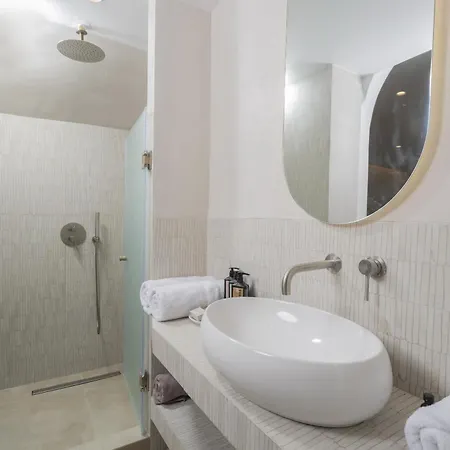 מלון דירות Nusa & 4*