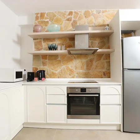 Nusa & Πευκοχώρι