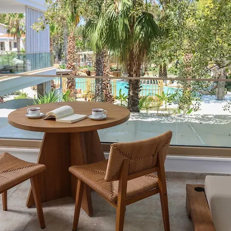 Nusa & 4* Πευκοχώρι