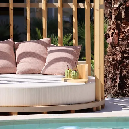 Ξενοδοχείο με διαμερίσματα Nusa & 4*